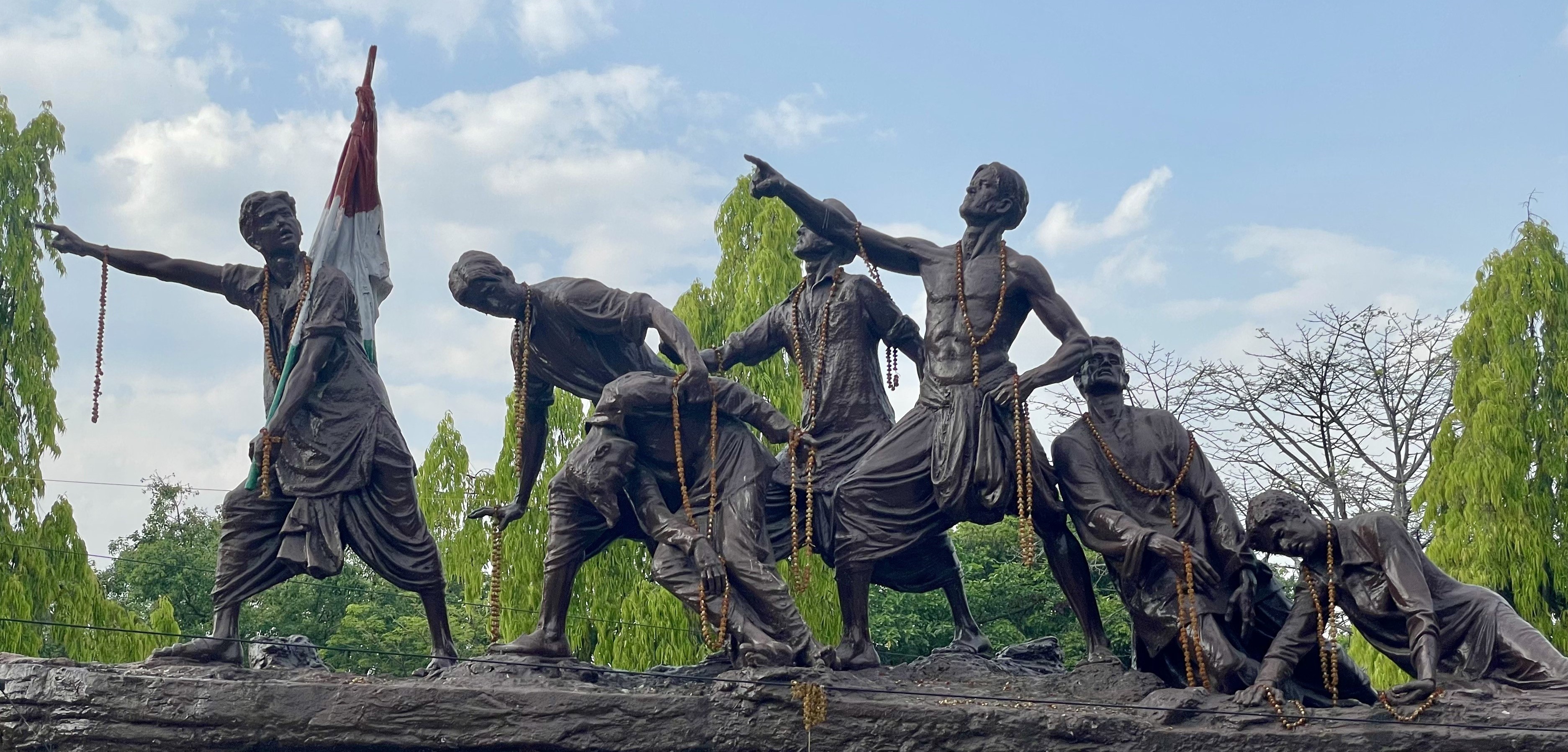 7/ Opposite the Patna Secretariat stands Martyrs Memorial (शहीद स्मारक). I wonder if passersby are aware of the bravery of these seven young men who fell to bullets but ensured the tri colour was hoisted.